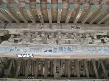 山門の十六羅漢彫刻